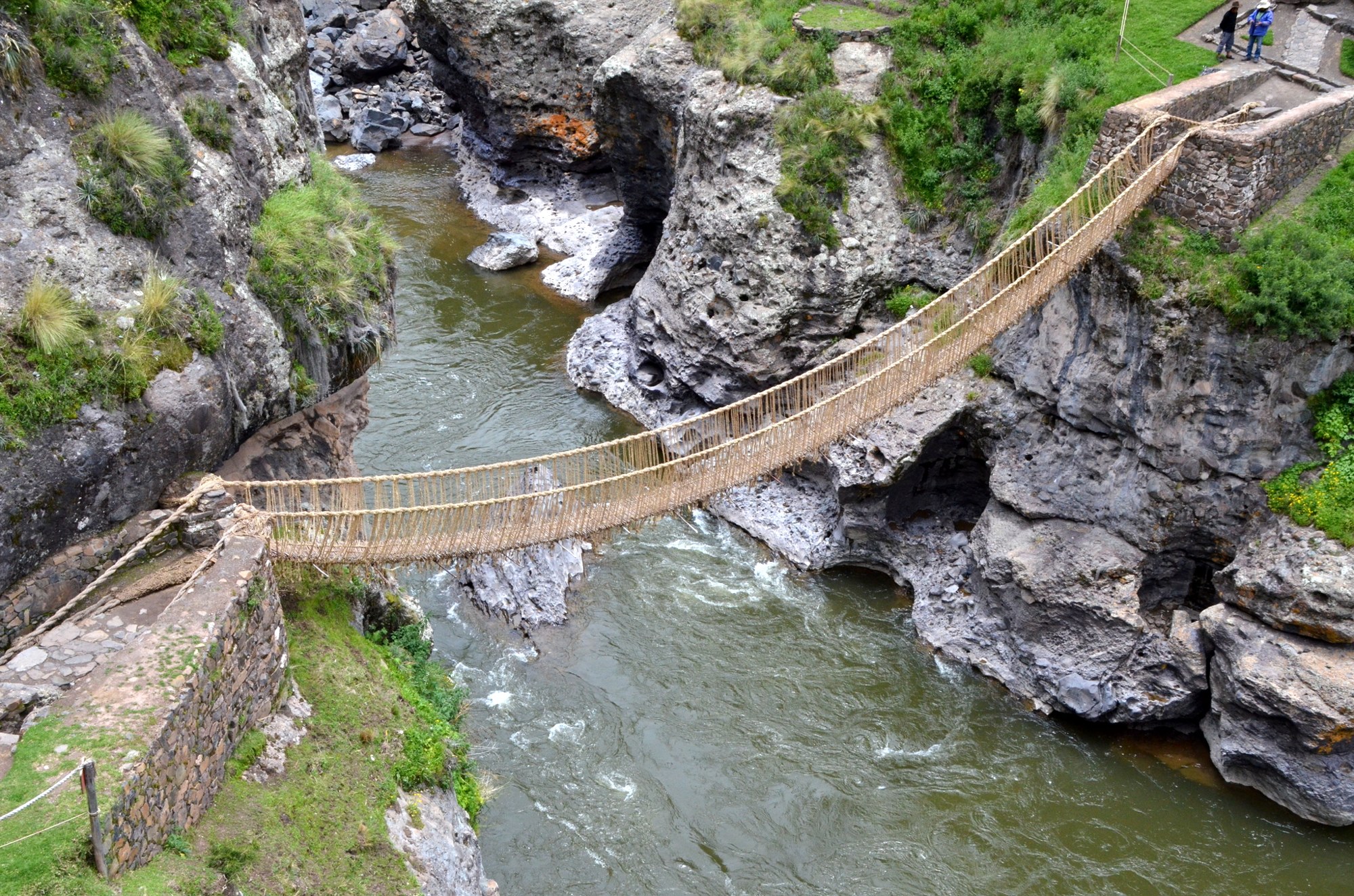 Puente de fibras vegetales Q’eswachaka sobre la garganta del río Apurímac, Perú